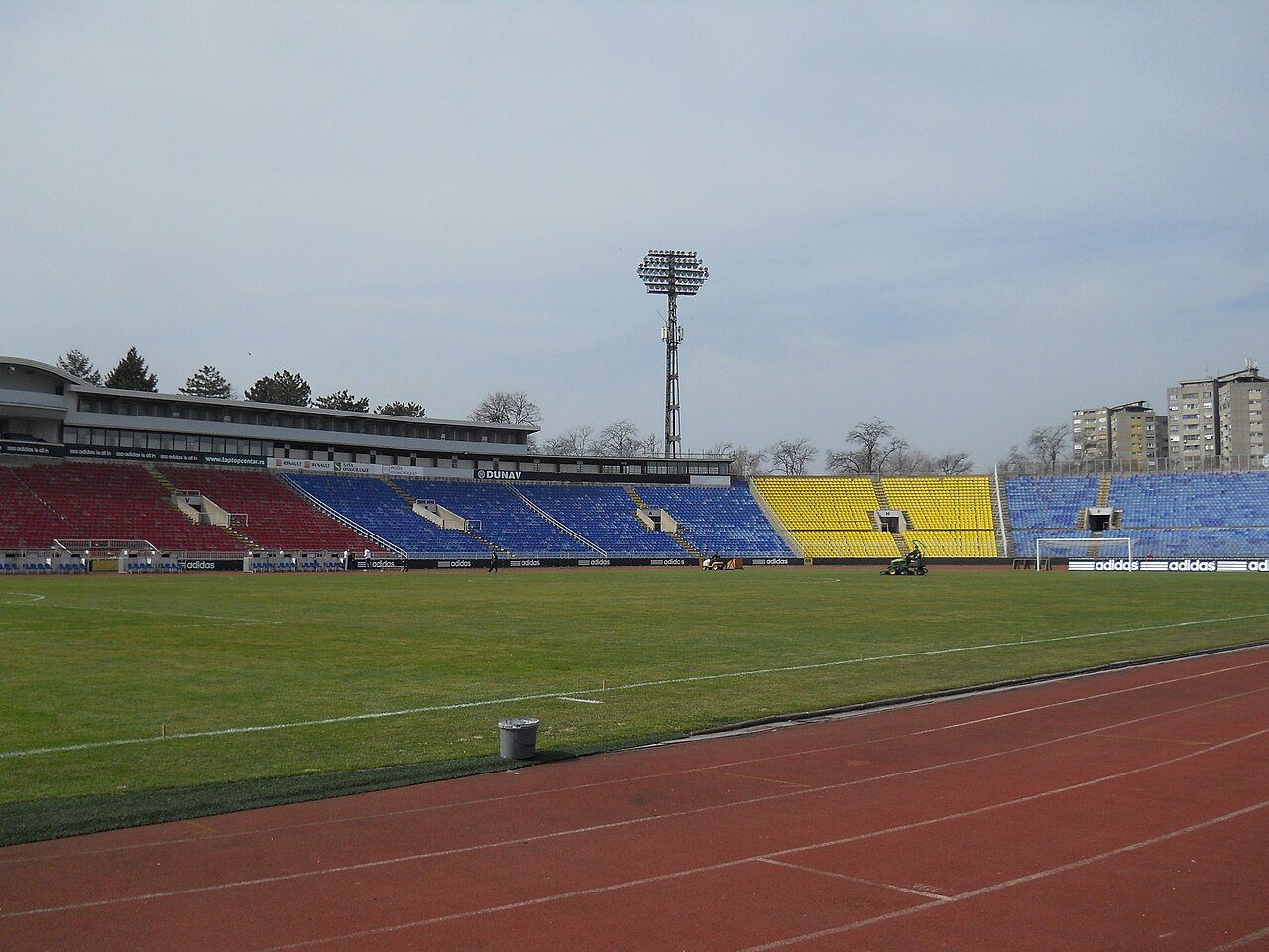 Arhivski pogled na teren i tribine stadiona Partizana, 2011. godine.