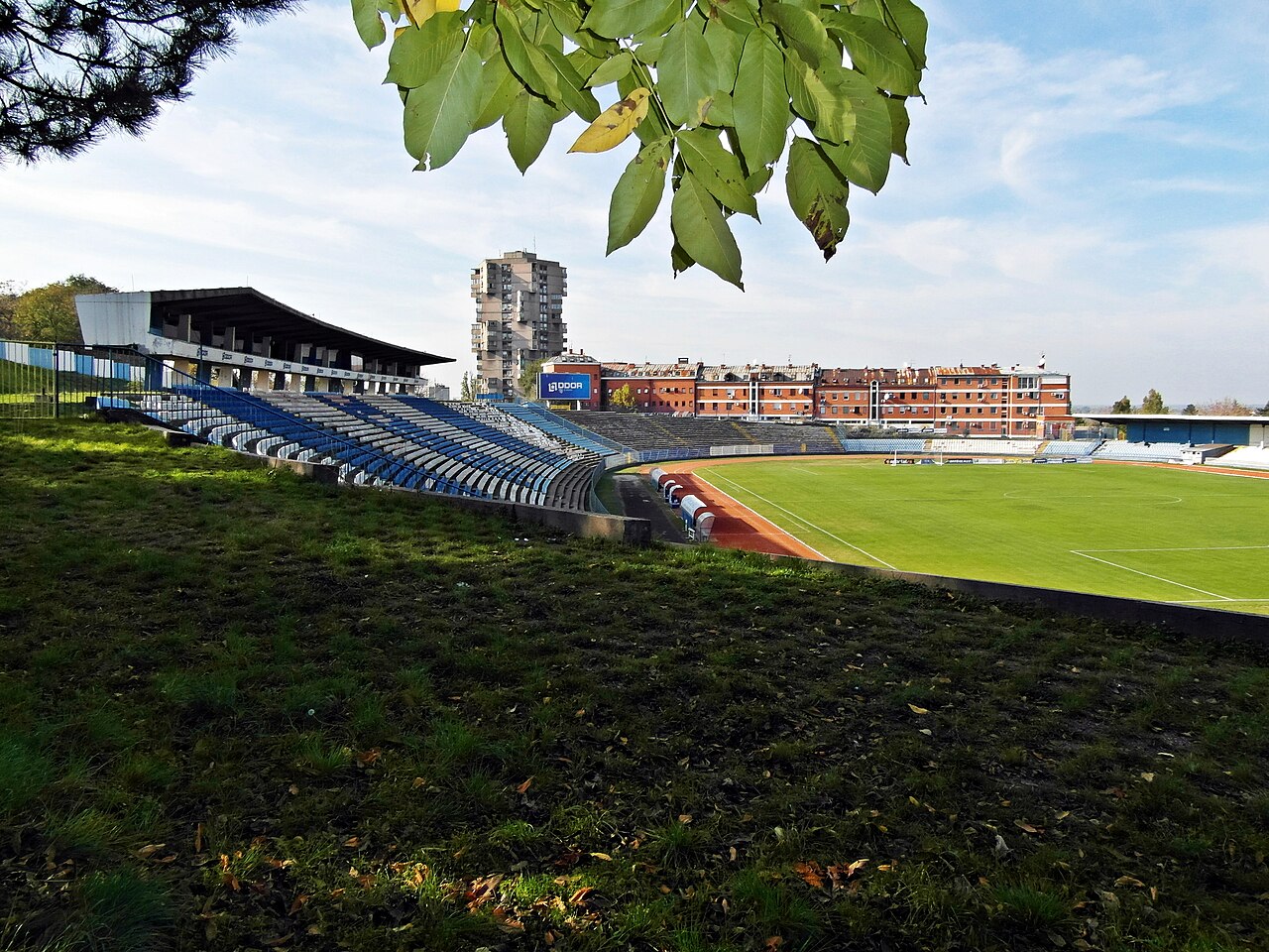 Arhivska fotografija Omladinskog stadiona sa plavim tribinama, 2013. godine.