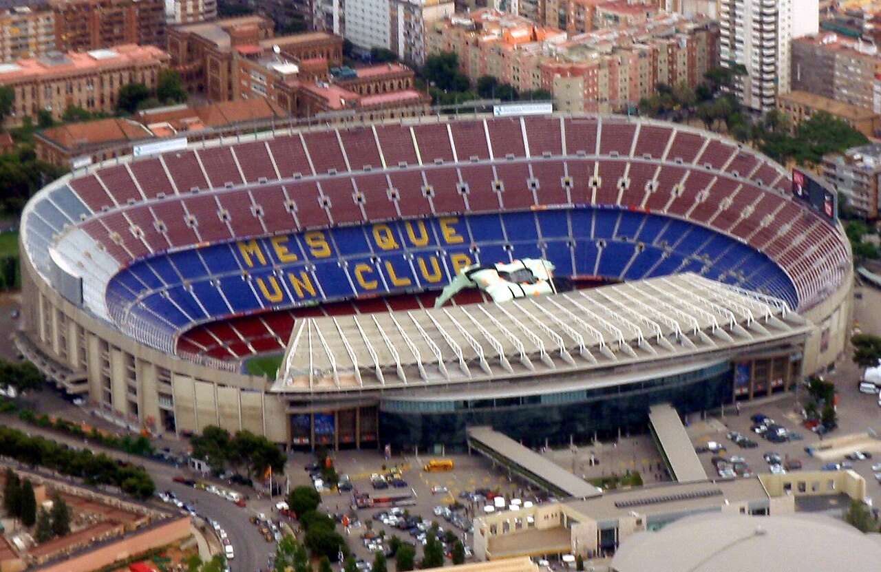 Arhivski pogled na Kamp nou pre kasnijih građevinskih radova. Ne prikazuje izgled stadiona 2026.