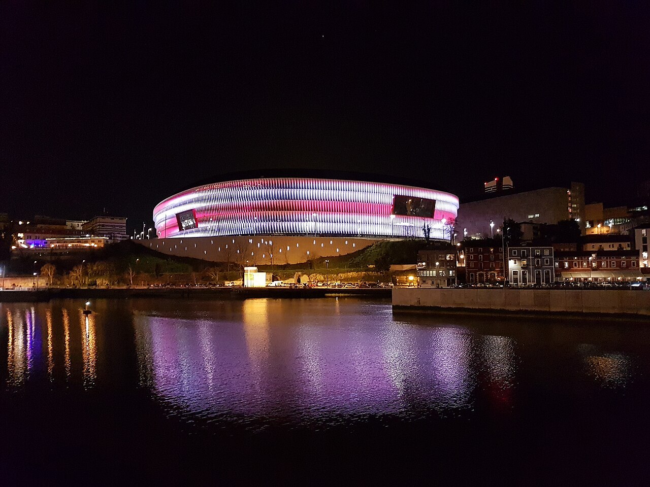 Arhivska fotografija osvetljenog stadiona San Mames u Bilbau (2021).